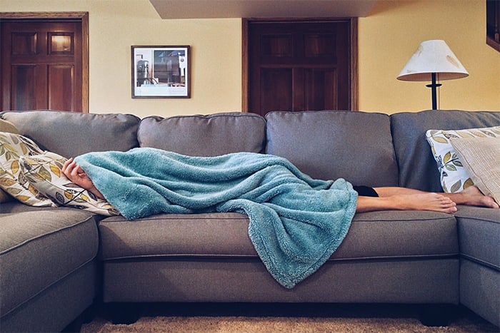 不運動 常躺在沙發上 可能導致血液循環不好 容易不孕