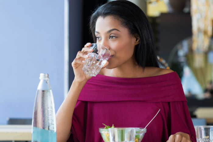 每天一定要喝足夠的水分，水可以幫助腸胃更順利消化纖維質