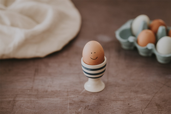 雞蛋屬於完全蛋白質，包含合成血清素的色胺酸