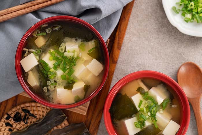 日式料理常見的大豆、海鮮與海草,有助於降低「非酒精性脂肪肝」的患病風險