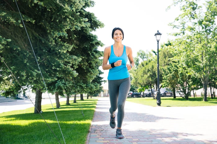 跑步減肥的人，可以增加跑步機坡度，也就是類似爬山的概念，坡度越陡，腿和臀部的肌耐力訓練就越強，相對的，也就能消耗更多熱量