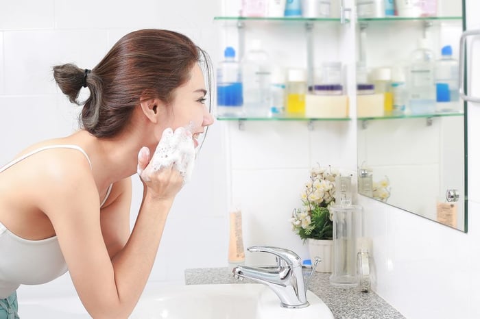 清粉刺步驟1. 洗臉後，再用熱毛巾溫熱肌膚，打開毛孔。