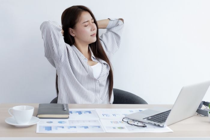 現代人長時間久坐、辦公、低頭滑手機、含胸駝背看電腦，胸椎活動度普遍不好