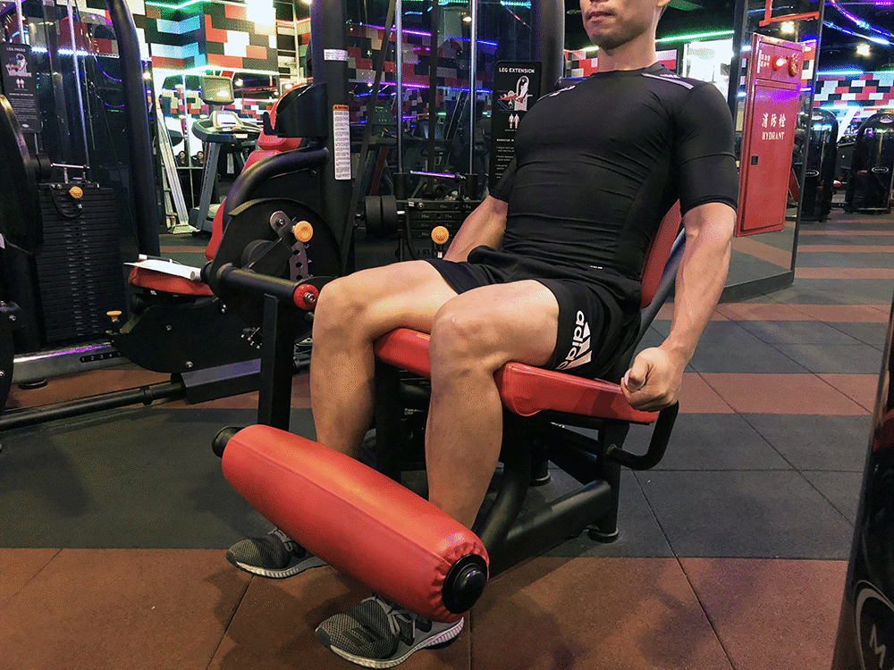 健身房瘦腿的肌力訓練-大腿伸展