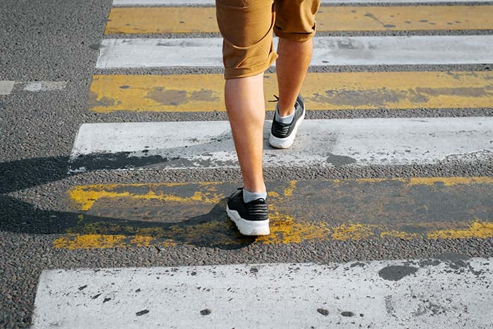 行走時感到困難、無法保持正常的步伐速度,是肌少症的其中一個徵兆。