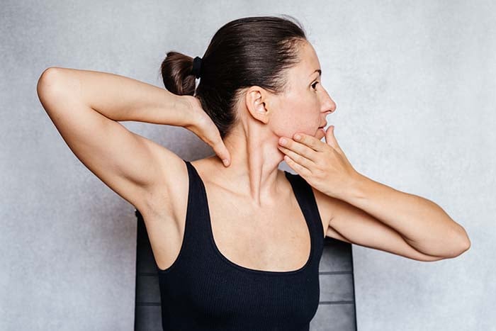 頸椎的肌群穩定度變差,漸漸開始有肌肉失衡、圓肩、脖子前傾的狀態。