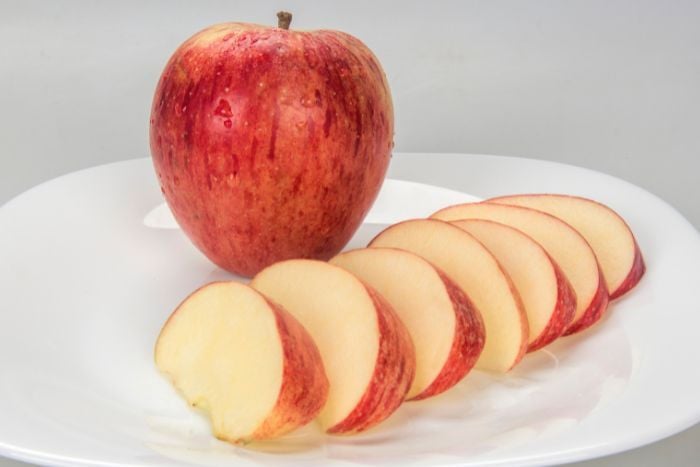 apple.slices-of-apple-on-the-plate