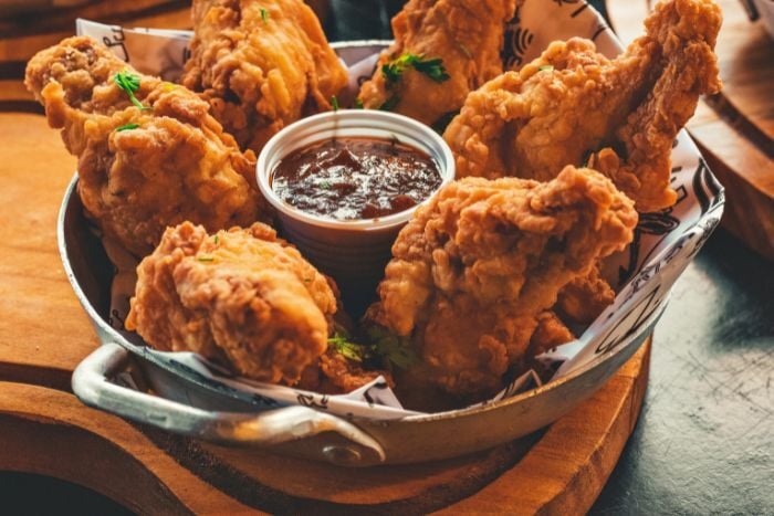 basket-of-crispy-fried-chicken-with-dip
