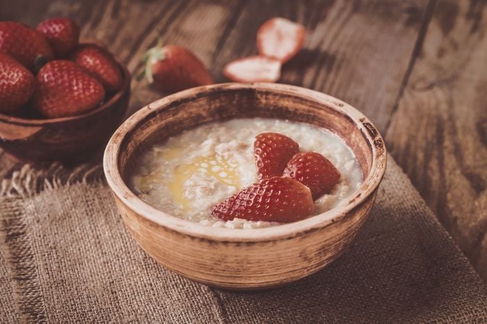 bowl-of-oats-with-fresh-strawberries