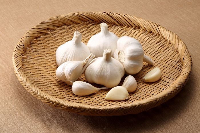 fresh-garlic-bulbs-and-cloves
