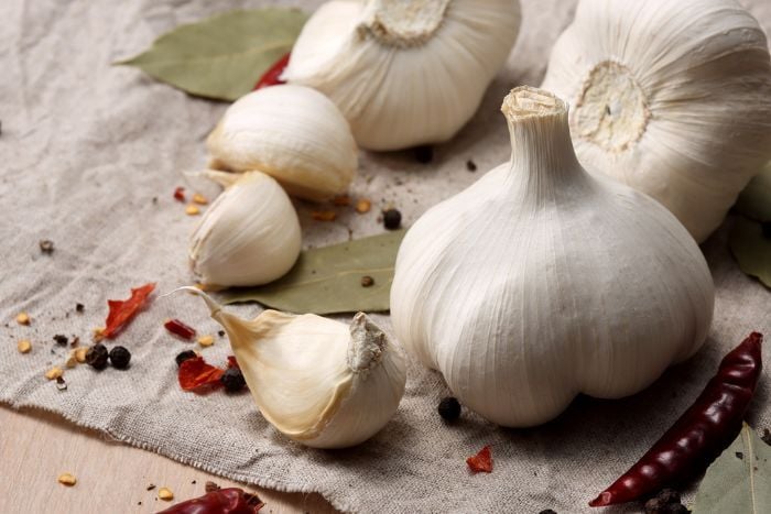 garlic-bulbs-and-spices-arrangement