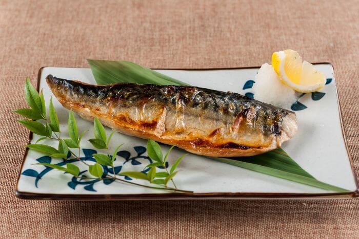 魚油是由鮭魚、鯖魚、沙丁魚等富含油脂的深海魚提煉出的油脂