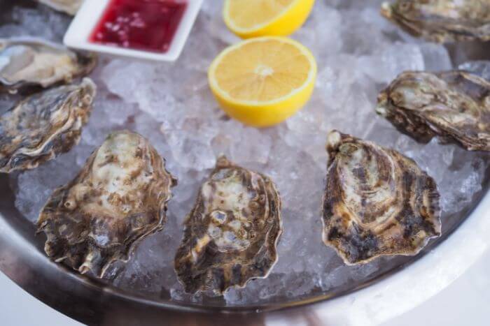 mussels-served-with-sauce-and-lemon-on-ice