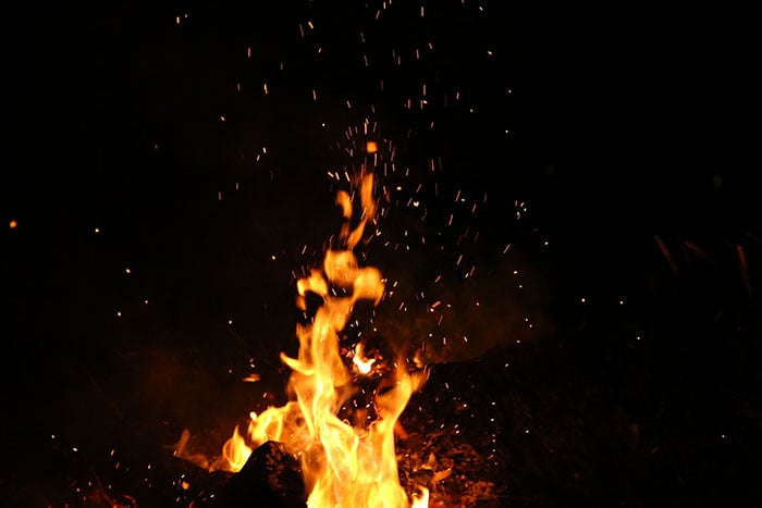 night-fire-burning-sparks-110867