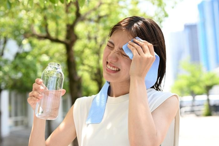 reacting-to-heat-with-water-bottle-and-towel