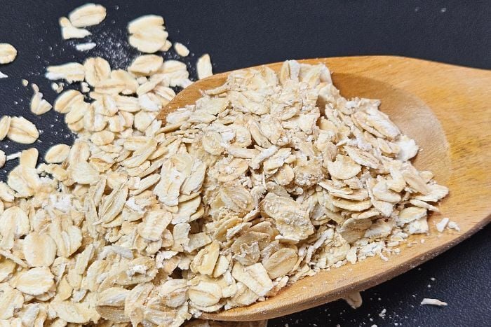 rolled-oats-on-wooden-spoon