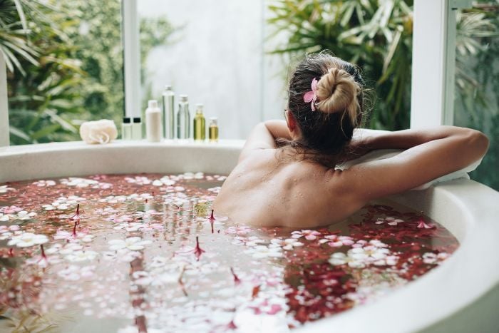 spa-bathing-with-flowers