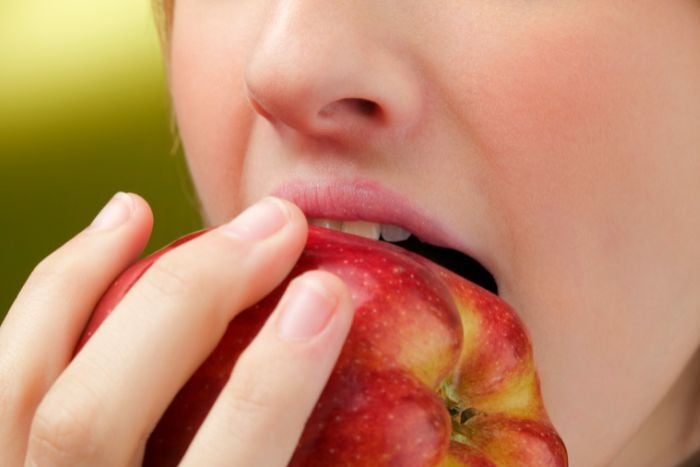 woman-eating-apple