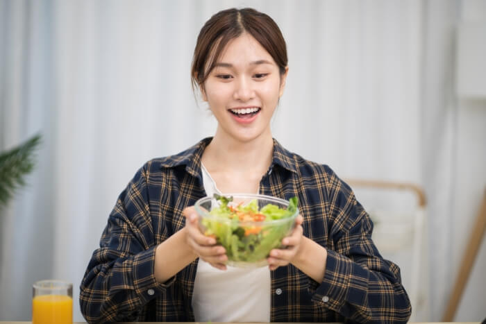 woman-eating-salad