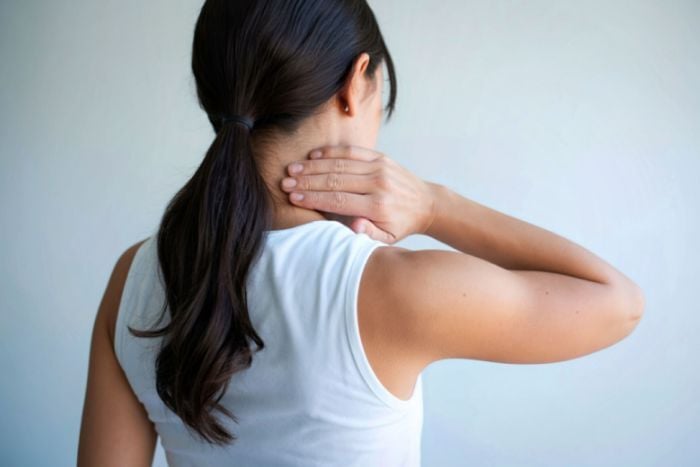 woman-holding-her-neck-experiencing-pain-and-discomfort