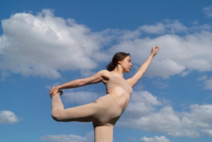 woman-practicing-yoga-outdoors (1)
