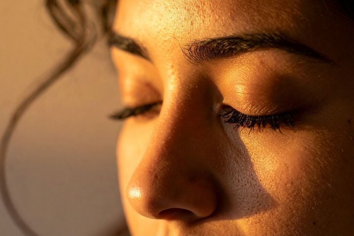 womans-face-with-closed-eyes