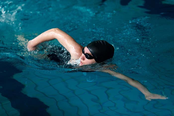 脊椎側彎可以運動嗎?物理治療師提醒游泳不一定適合