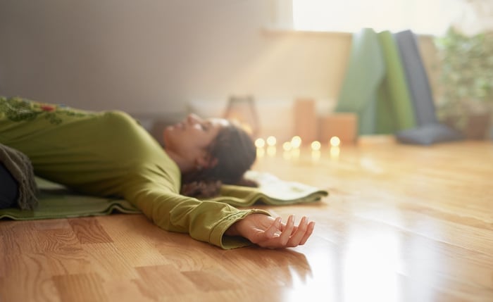 時常做瑜珈可以促進更好的睡眠品質，並被證實可以增加褪黑激素的分泌