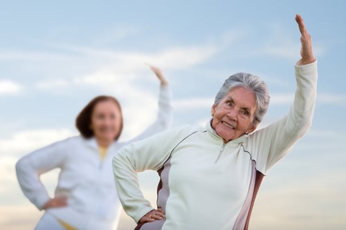 除了重訓可以降低患骨質疏鬆症和骨折的風險，搭配有氧運動，包含：健走、慢跑…等，也有助於增加骨骼強度。