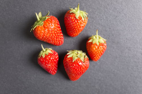 草莓季，快把握，因為這酸甜滋味，富含高纖維、花青素，低卡助消化，吃對了、還能瘦！