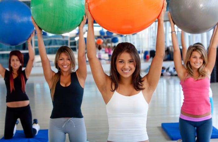 伸展有氧訓練可結合瑜伽球，讓身體有更多不同的延展 