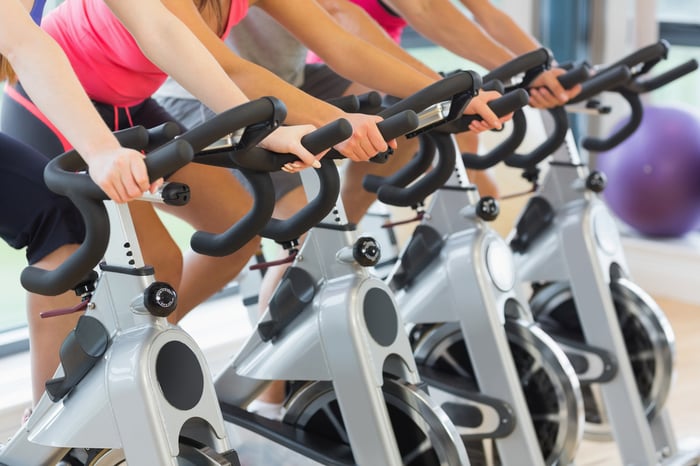 運動不僅可以消耗膽固醇，也幫助打擊肥胖，並促進心臟健康，保持規律的運動，時間越長效益越大。
