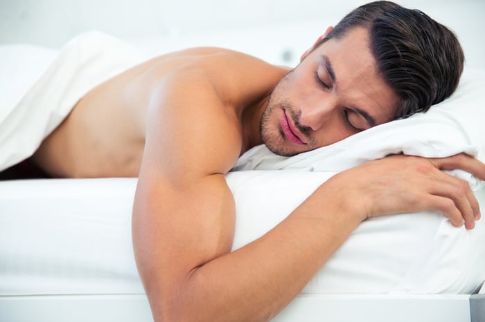 選擇合適的枕頭 預防落枕 脖子不能懸空 攜帶小枕頭 趴睡 肩頸放鬆
