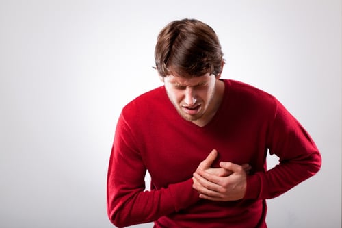 高血壓合併出現的症狀，包括：中風、心臟病變、心肌梗塞Young man with strong chest pain, horizontal