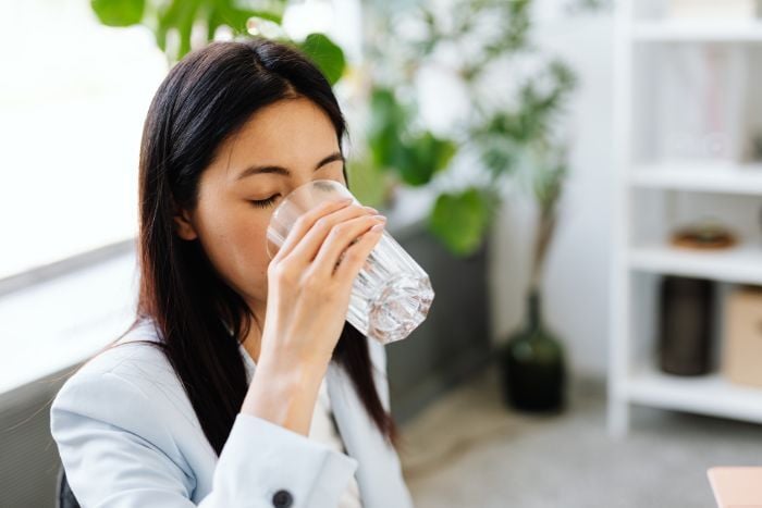 woman-drinking-a-glass-of-water