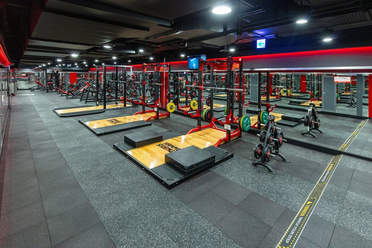 World Gym 台北站前店 槓鈴訓練區