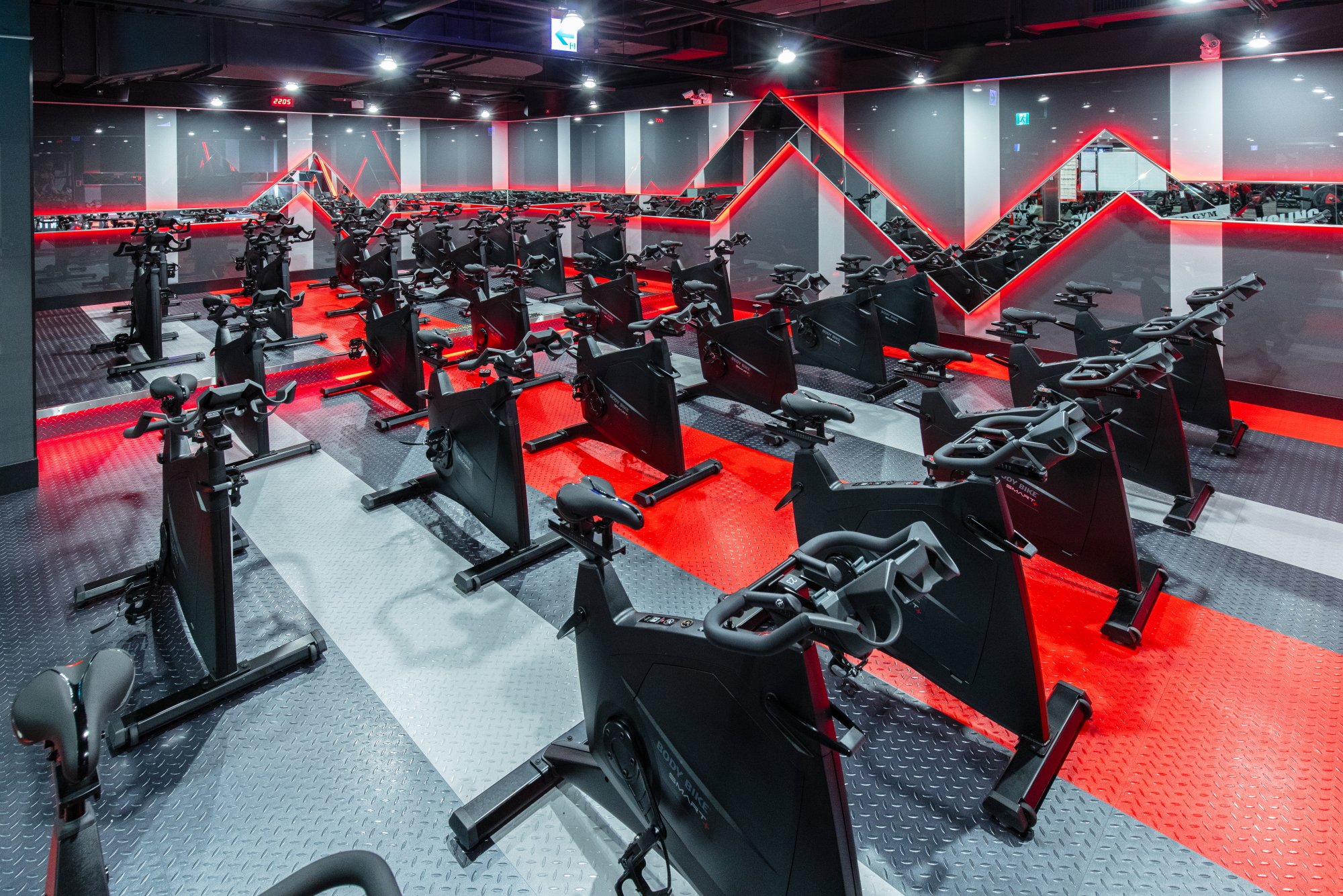 World Gym 台北站前店 飛輪教室-1