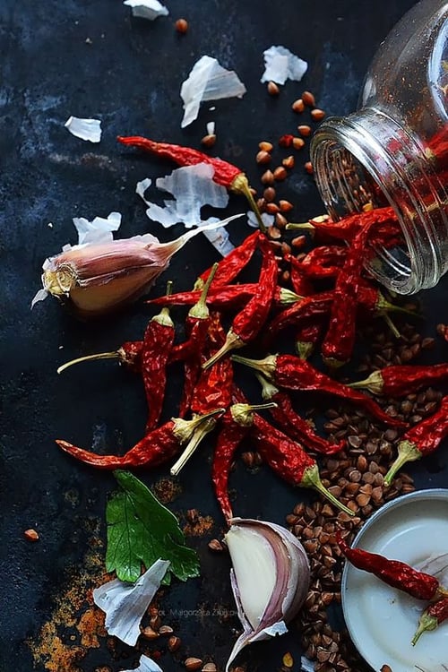 經過太陽曝曬後的辣椒，保存時間較長，辣度也比較低，通常是用來爆香、增加料理香氣和色澤，對辣度較敏感的人可以先從乾辣椒下手喔！