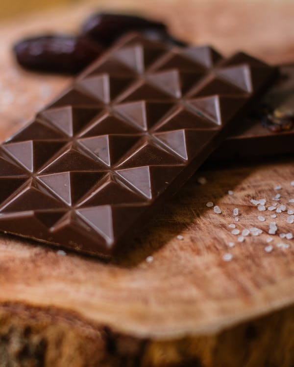 巧克力的好，不是只有狂吃就有用，還是要記住這個準則「適量吃」與「選高純度黑巧克力」才是健康食用，以下就列出4大點巧克力的挑選撇步。