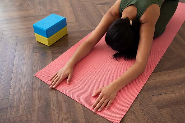 瑜珈磚 5 動作 解決肩頸酸痛.身體疲勞僵硬