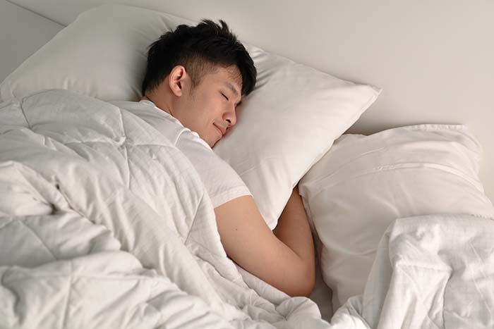 越睡越累原來是真的！研究驚曝：報復性補眠增心血管風險