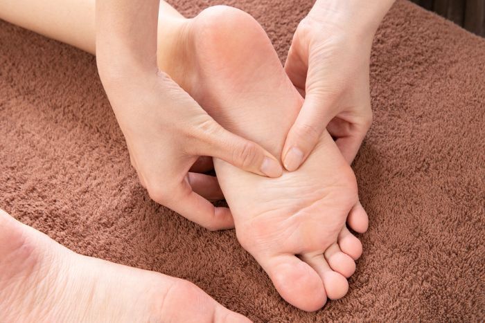 赤腳走路可以養生？關鍵在腳底「湧泉穴」，中醫教你按壓祕訣