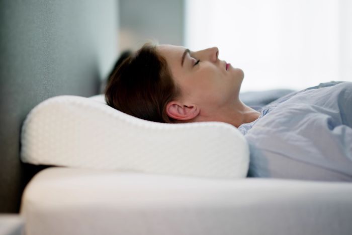 枕頭高度影響睡眠品質？物理治療師：5招挑選枕頭不踩雷！