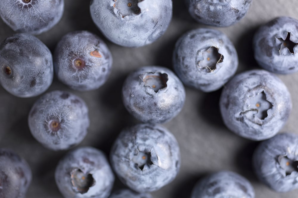研究指出，每天攝取100克的藍莓，有助於改善身體健康，還能養顏美容、減肥瘦身、幫助排便，甚至能延緩記憶力衰退